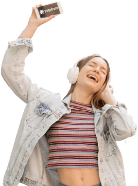 Casalo feliz sentado no sofa curtindo a vida