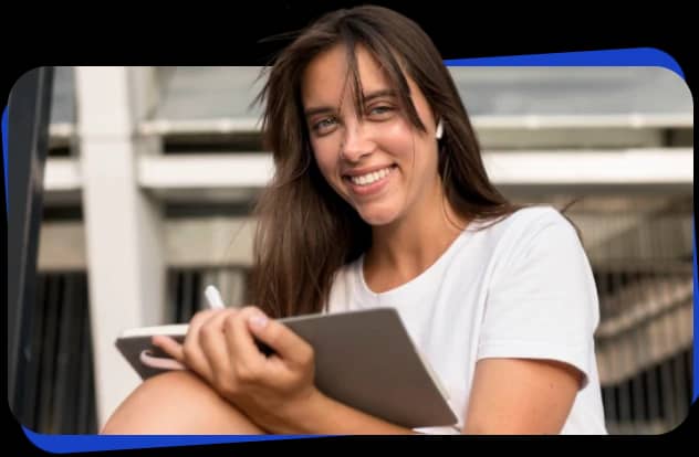 Jovem mulher sorrindo enquanto confere a aprovação do FGTS no celular